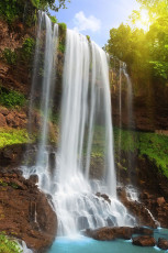 عکس آبشار بلند و زیبا در جنگل