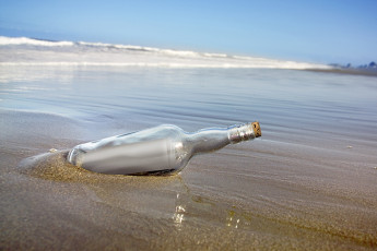 عکس بطری آب در ساحل