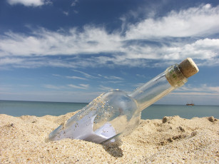 عکس بطری شیشه ای در ساحل