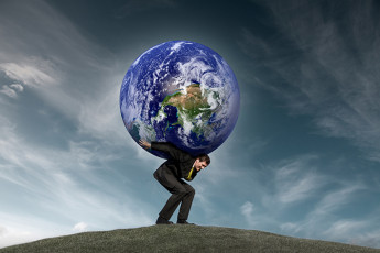عکس مرد در حال حمل کردن کره زمین