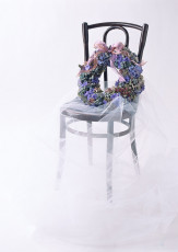 عکس تاج گل روی صندلی