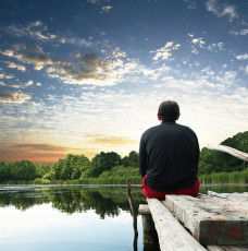 عکس مرد کنار دریاچه و آسمان