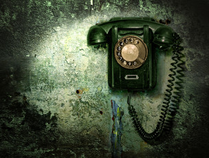عکس تلفن قدیمی و دیوار کهنه