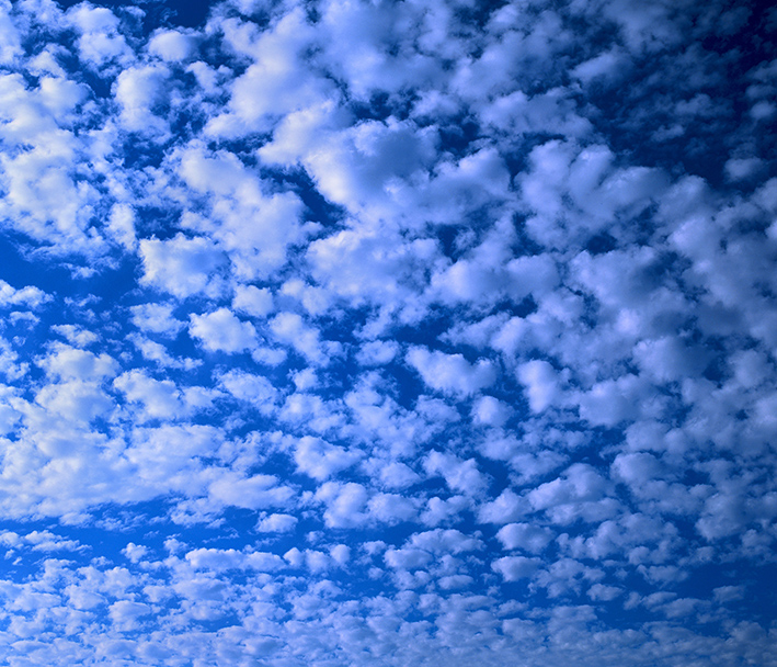 عکس ابر سفید در آسمان آبی