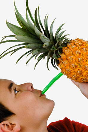 عکس نوشیدن آب آناناس