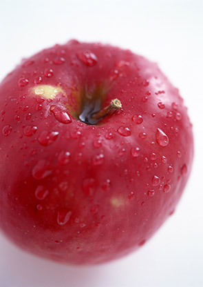 عکس سیب سرخ همراه قطرات آب - مسترگراف